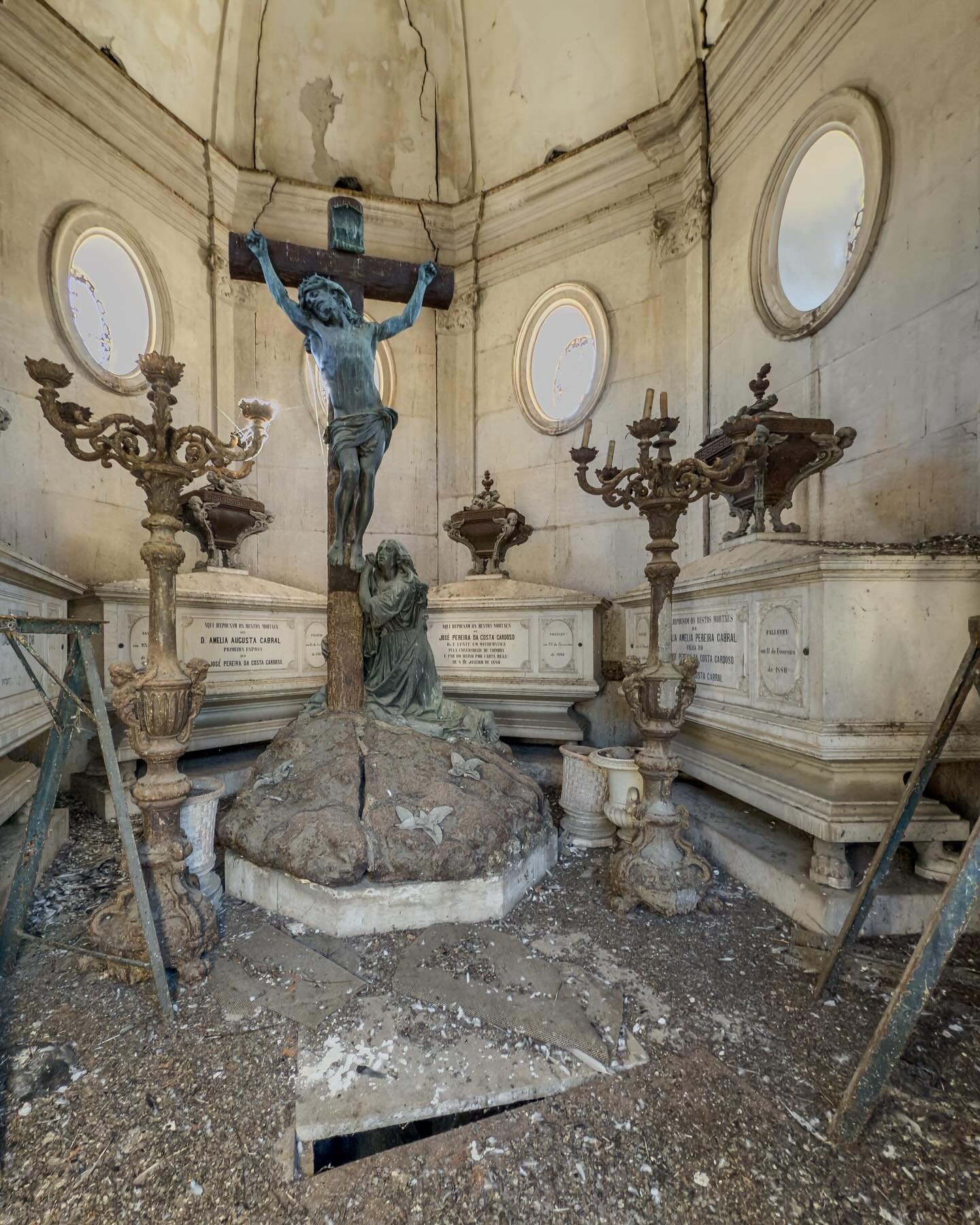 British explorer discovers ‘dilapidated’ crypt with coffins and ...