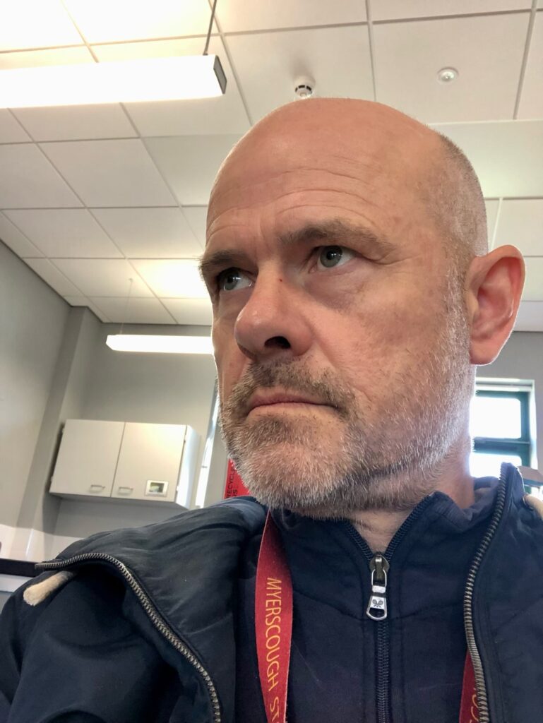 Erik Ten Hag lookalike charges £700 per appearance post-Old Trafford sacking, with rates reaching thousands for ads; Lookalikes Agency now seeking Rúben Amorim double.