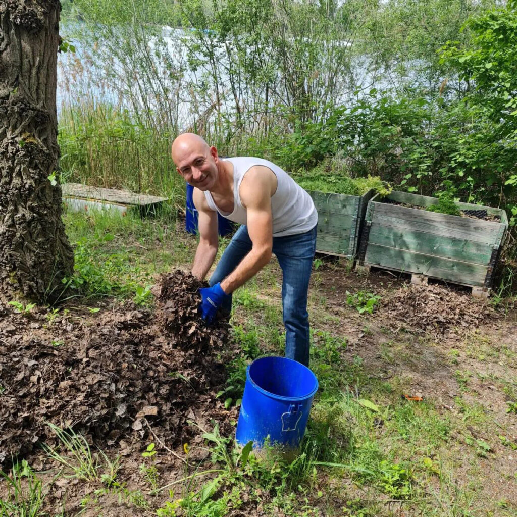 A Jeff Bezos lookalike in Germany hits the gym to match the Amazon founder's physique after fans point out his lack of muscles. See his journey to transform!