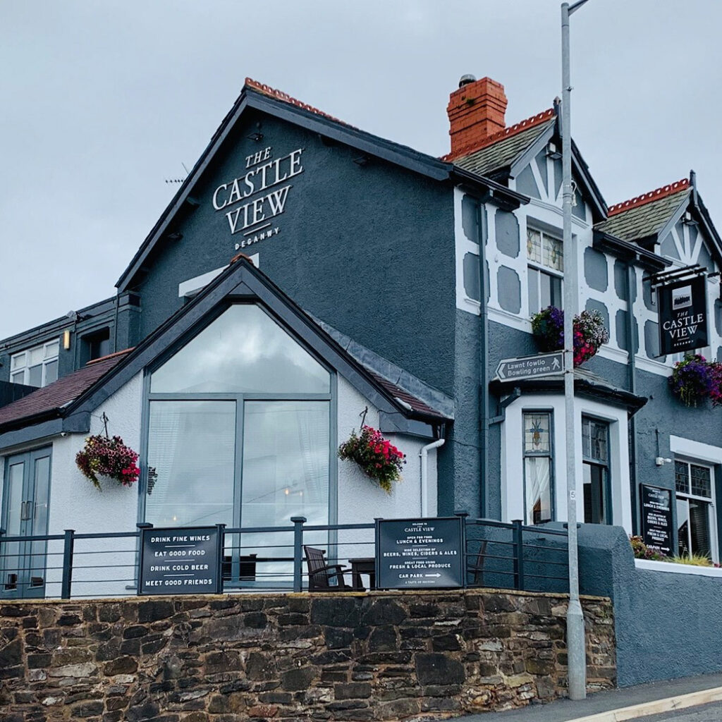 Game of Thrones star Maisie Williams surprised fans with a quiet meal at Castle View Bar in Wales, enjoying steak, wine, and birthday shots with friends.