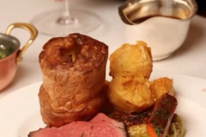 Gordon Ramsay's £55 roast dinner at the Savoy Grill sparks backlash for its small portion size. Diners call it a "kids' portion," while some praise its presentation.