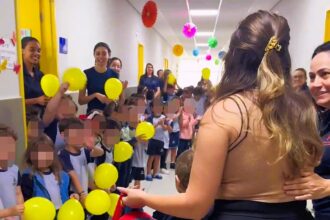 5-year-old cancer survivor Miguel receives heartwarming hero’s welcome from classmates upon returning to school in Brazil. Emotional reunion video goes viral.