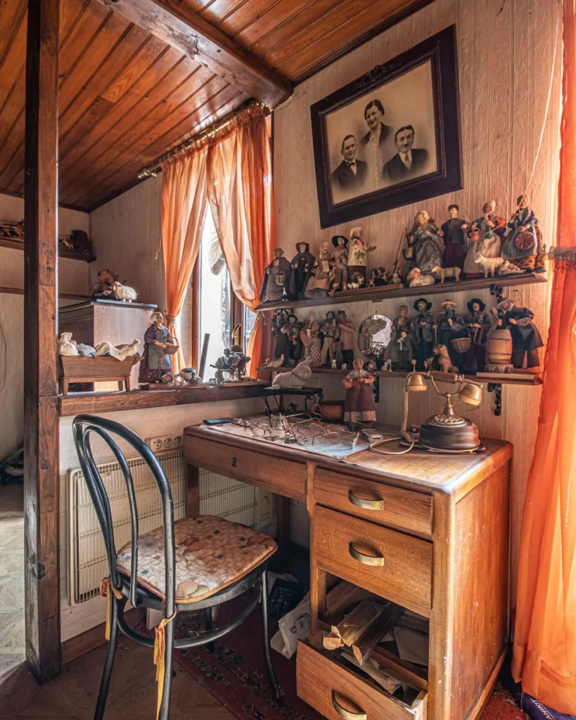 Urban explorer finds abandoned French house filled with hundreds of haunting Santon dolls, frozen in time, sparking intrigue and chills among viewers.