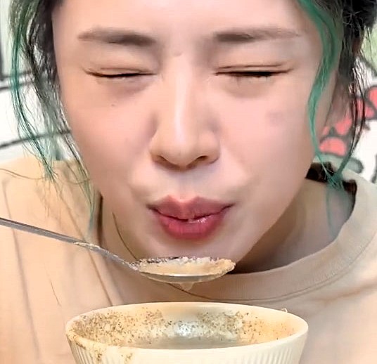 Influencer shocks fans by eating pig feed to save money; Kong Yufeng’s unusual challenge to live cheaply goes viral, sparking curiosity and mixed reactions online.