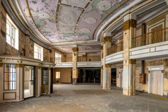 Urban explorer finds abandoned New York hotel, The Niagra, once visited by JFK and Marilyn Monroe; decayed halls and grand ballrooms hint at its glamorous past.