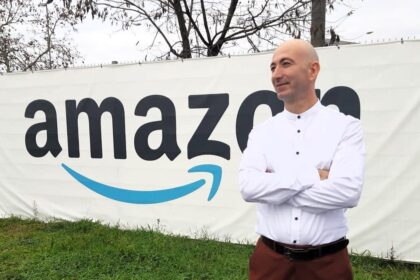 A Jeff Bezos lookalike in Germany hits the gym to match the Amazon founder's physique after fans point out his lack of muscles. See his journey to transform!