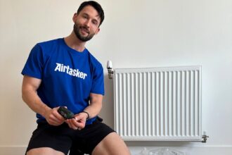 New UK arrival earns £500 in first weekend with side gigs on Airtasker. From moving help to modeling, he supports his London transition while building his business.