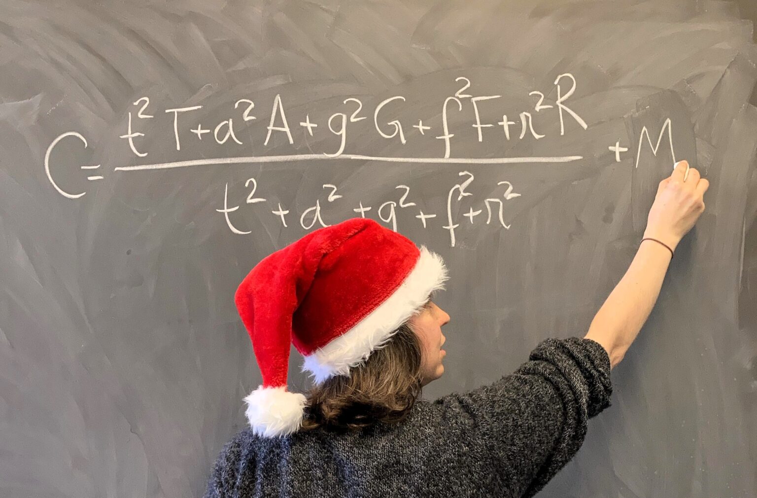 The formula for a perfect Christmas! Math expert Ana Rita Pires reveals how to calculate your festive joy score with togetherness, gifts, rituals, and a sprinkle of magic.