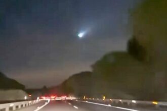 Driver in Jerez, Spain, captures mysterious illuminated "UFO" in the night sky, sparking debate online. Plane, drone, or alien craft? Video racks up 70,000 views.