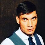 A Tommy Shelby lookalike is cashing in on Peaky Blinders movie hype, with offers like £10,000 for events. Scott Blower's uncanny resemblance keeps fans amazed!