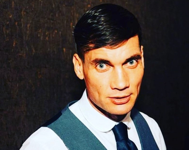 A Tommy Shelby lookalike is cashing in on Peaky Blinders movie hype, with offers like £10,000 for events. Scott Blower's uncanny resemblance keeps fans amazed!