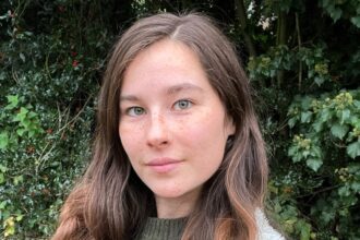 23-year-old Georgia Peck hasn't washed her hair in a year, ditching products for a natural routine with rosemary rinses and seeing stronger, vibrant, dandruff-free locks.