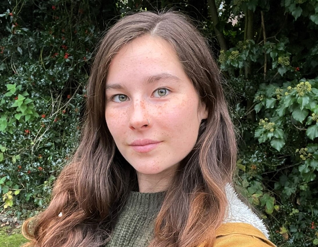 23-year-old Georgia Peck hasn't washed her hair in a year, ditching products for a natural routine with rosemary rinses and seeing stronger, vibrant, dandruff-free locks.