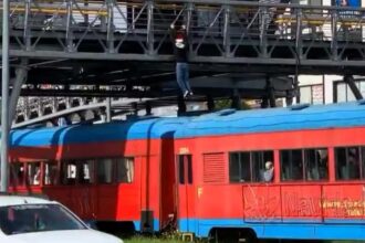 Daredevils in Santa hats filmed running along a moving train in Bogotá, drawing awe and criticism. The risky stunt on a tourist train sparks calls for safety awareness.