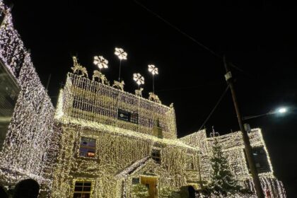 Heartless thieves stole a charity box with hundreds of pounds meant for WWII veterans from Britain’s most festive house, adorned with 200,000 lights in aid of the Taxi Charity for Military Veterans.