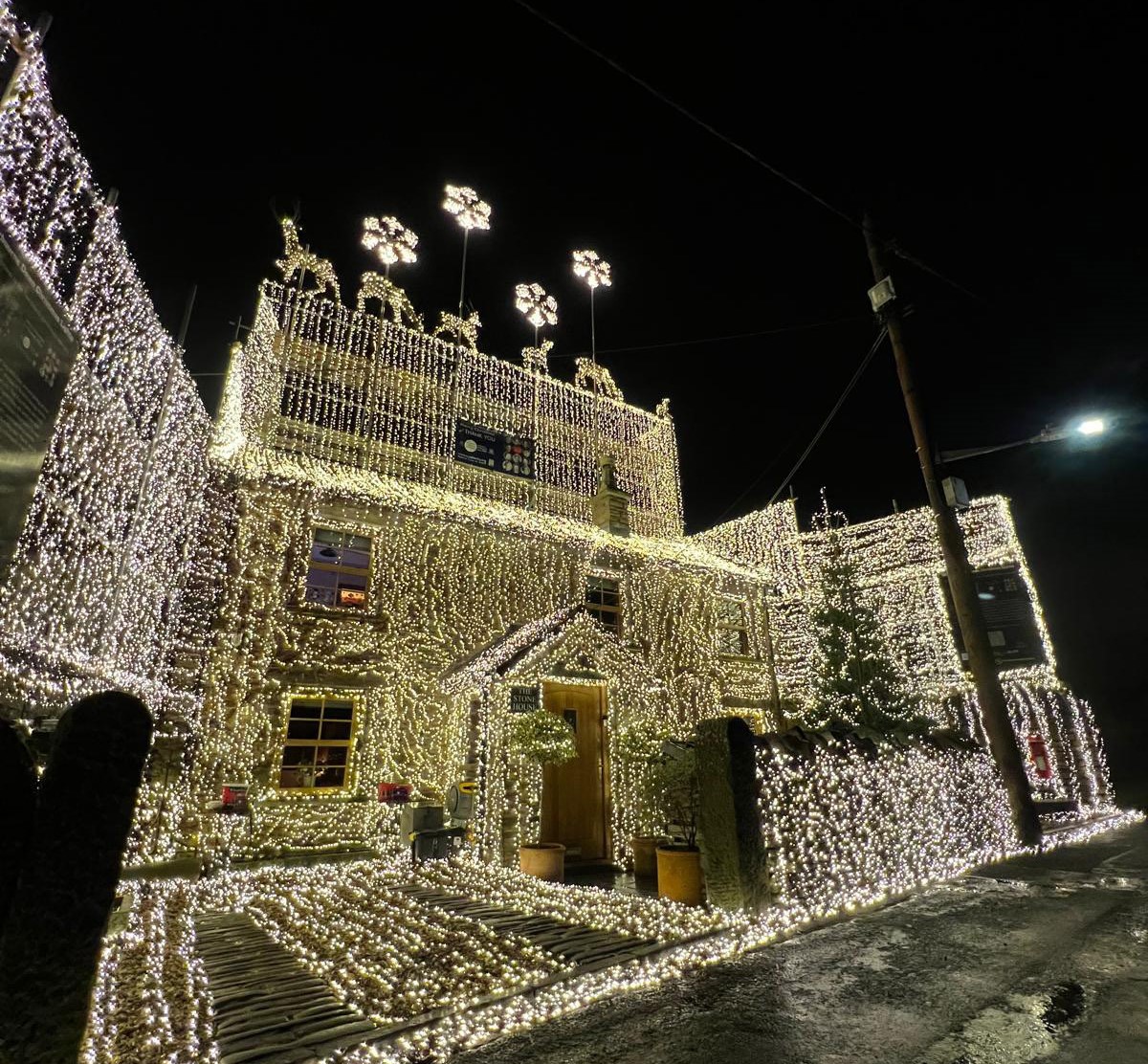 Heartless thieves stole a charity box with hundreds of pounds meant for WWII veterans from Britain’s most festive house, adorned with 200,000 lights in aid of the Taxi Charity for Military Veterans.