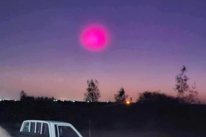 A mysterious bright pink orb spotted in Egypt’s night sky has gone viral, sparking theories of alien life. The unexplained phenomenon stunned social media users worldwide.