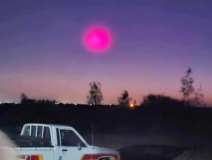 A mysterious bright pink orb spotted in Egypt’s night sky has gone viral, sparking theories of alien life. The unexplained phenomenon stunned social media users worldwide.