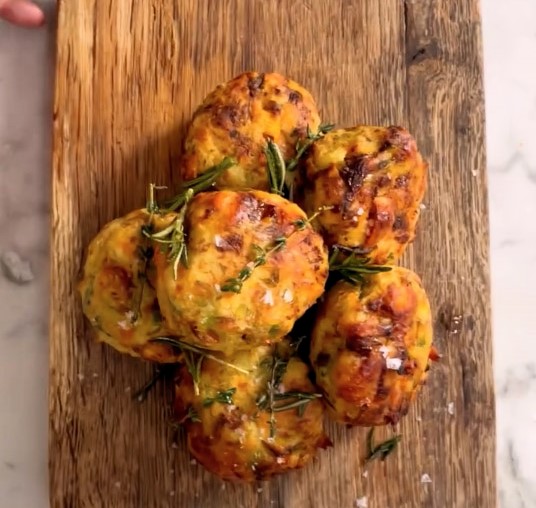 Jamie Oliver faces backlash for reinventing classic bubble and squeak using an air fryer. Critics say his 15-minute, herb-tossed recipe is just a revamped version of the traditional dish.