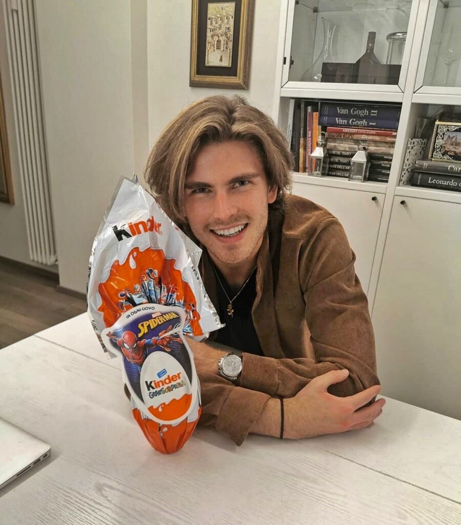 Kinder chocolate boy revealed! Matteo Farneti, now 31, confirms he was the face of Kinder from 2004–2019. Social media is stunned by his transformation and charm.