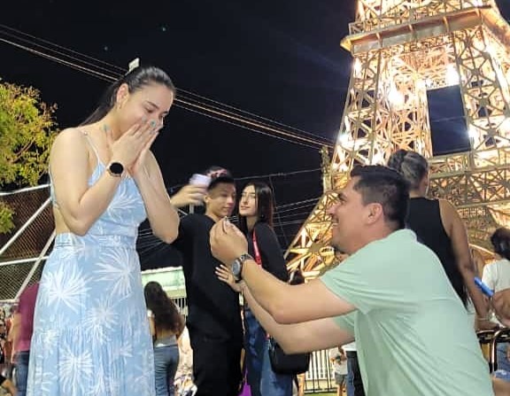 A Colombian groom-to-be goes viral for proposing at a 19m Eiffel Tower replica after his girlfriend dreamed of Paris. Nelson Luna’s romantic gesture melts hearts online.