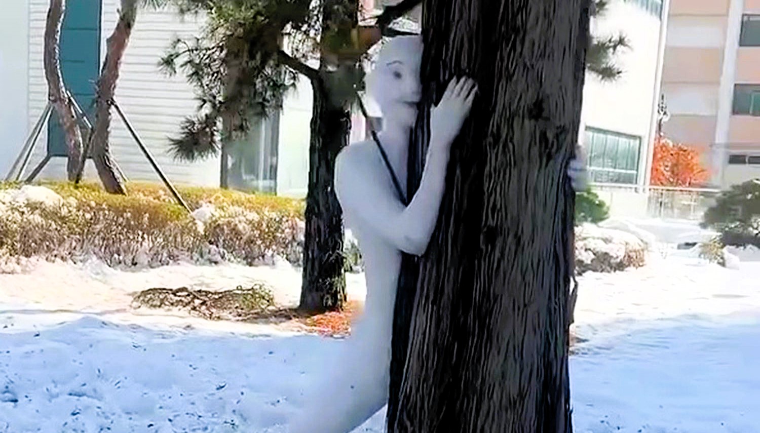 Terrifyingly lifelike snowman spotted in viral video, complete with sculpted fingers, eyes, and muscles. Art or prank? This eerie creation is creeping out Christmas fans!