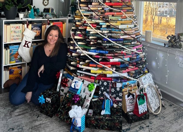 A book lover's creative Christmas tree, built from 364 books, has gone viral with 10M views on TikTok. Dubbed the "Tree of Knowledge," it’s a festive hit among bibliophiles!