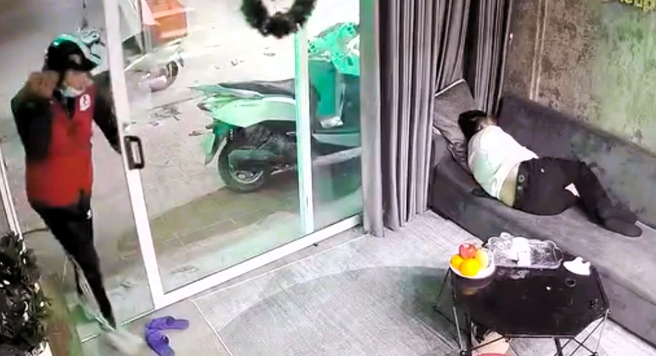 A delivery driver was caught on CCTV covering a sleeping man with a blanket in a thoughtful act of kindness. The moment, filmed on New Year's Eve in Vietnam, has gone viral!