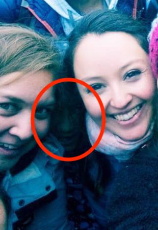 A hiking group selfie goes viral as viewers spot a mysterious face lurking between friends. Is it a ghost, prank, or pareidolia? Discover the chilling viral photo!