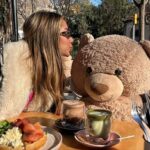 Dine solo in style at Lilo Brunch & Café in Barcelona, where giant teddy bears keep singletons company. A cozy favorite of Dua Lipa, offering creative dishes and speciality coffee!