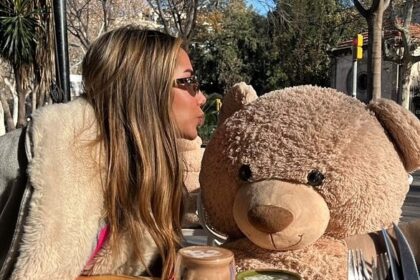 Dine solo in style at Lilo Brunch & Café in Barcelona, where giant teddy bears keep singletons company. A cozy favorite of Dua Lipa, offering creative dishes and speciality coffee!