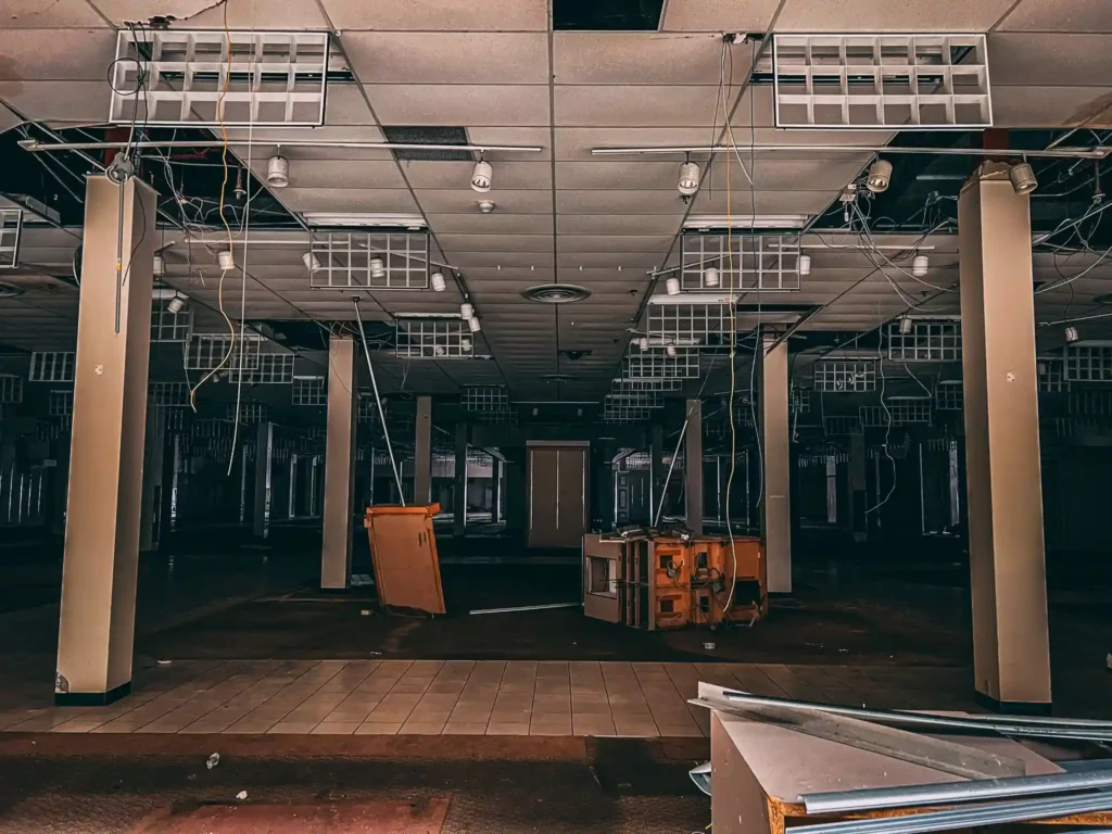 Explore the eerie remains of an abandoned Ohio mall, frozen in time with flooded floors, graffiti, and retro posters, sparking comparisons to The Last of Us.