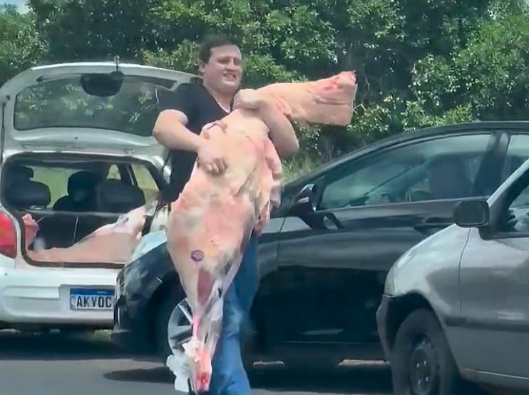 Hungry locals looted 5 tonnes of meat from a lorry that overturned on a Brazilian highway. Police intervened but couldn’t stop the crowd as they fled with the cargo.