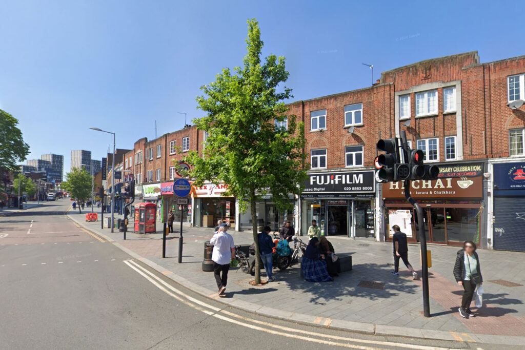 Three on-duty cops joined in on a street punch machine challenge during a shop opening in Harrow, amusing the public. The Met Police says it’s part of building community ties.