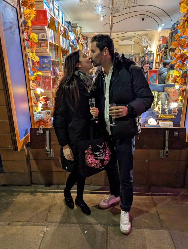 Visitors flock to the Notting Hill Bookshop for romantic proposals inspired by the iconic film. The latest, complete with music and joy, celebrated a heartfelt “yes”!