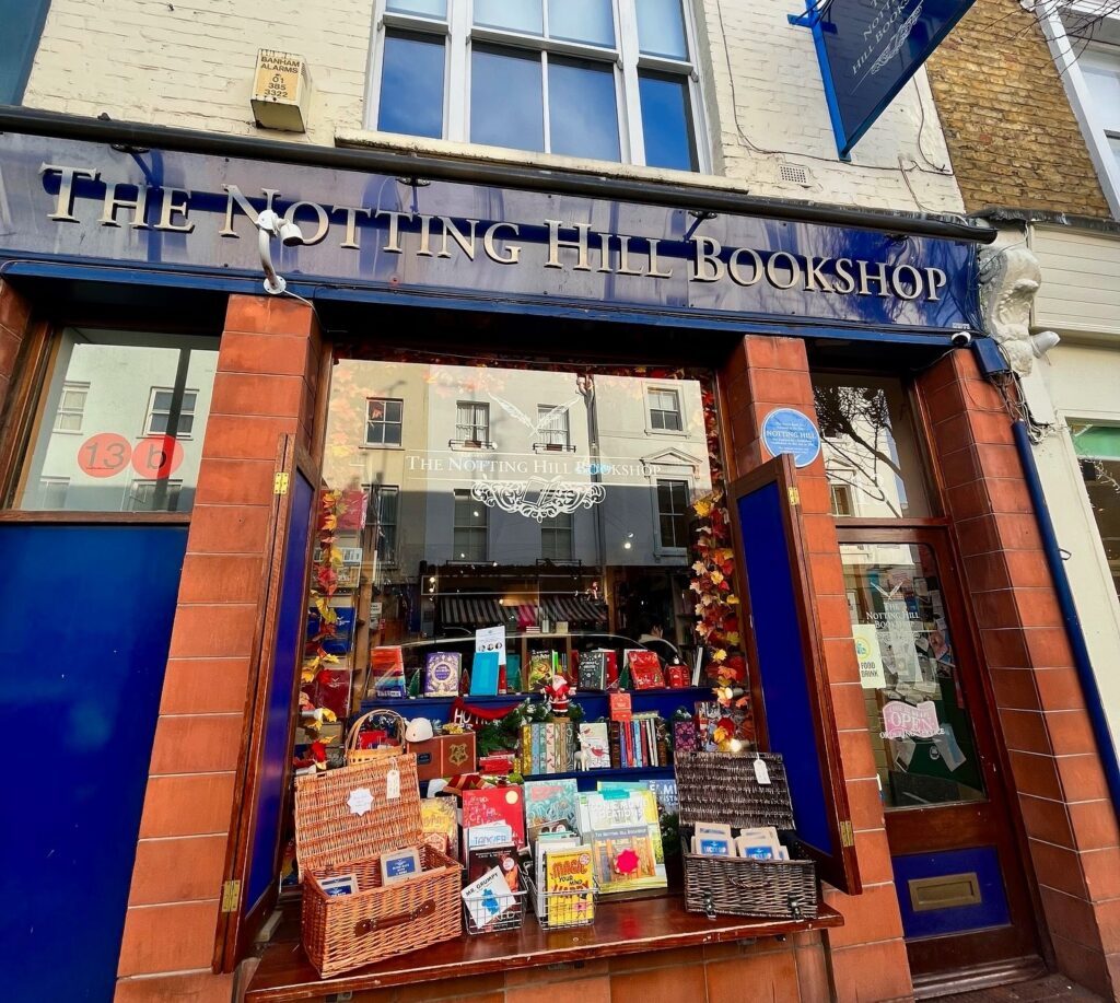 Visitors flock to the Notting Hill Bookshop for romantic proposals inspired by the iconic film. The latest, complete with music and joy, celebrated a heartfelt “yes”!