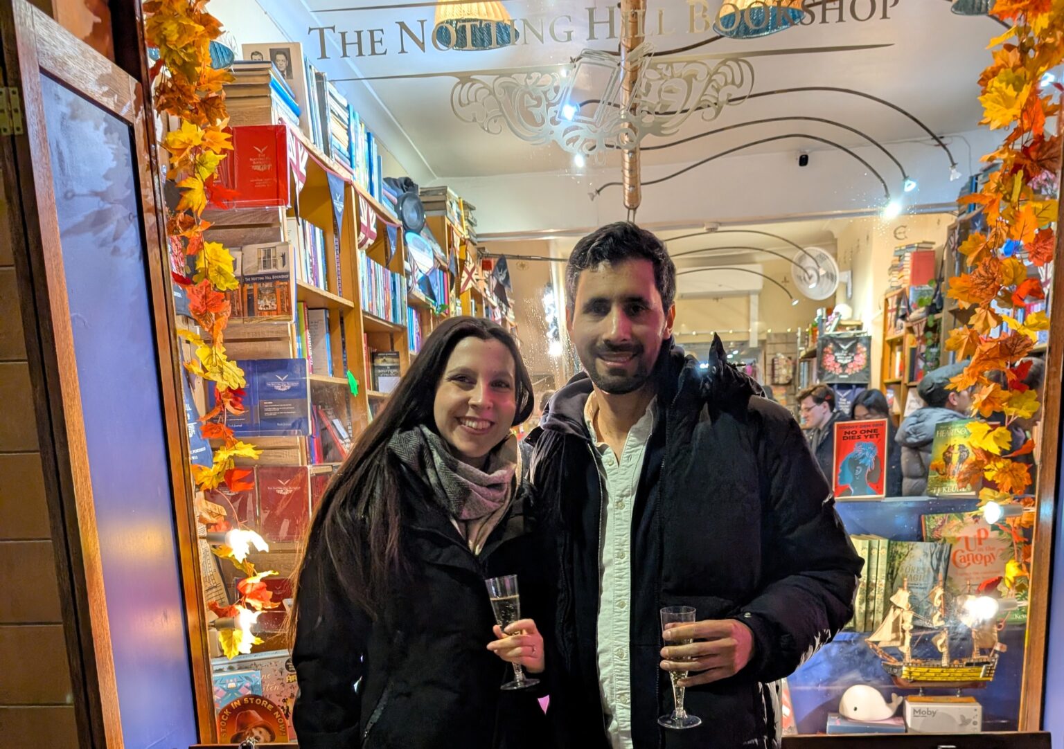 Visitors flock to the Notting Hill Bookshop for romantic proposals inspired by the iconic film. The latest, complete with music and joy, celebrated a heartfelt “yes”!