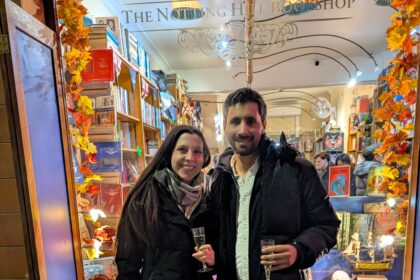 Visitors flock to the Notting Hill Bookshop for romantic proposals inspired by the iconic film. The latest, complete with music and joy, celebrated a heartfelt “yes”!