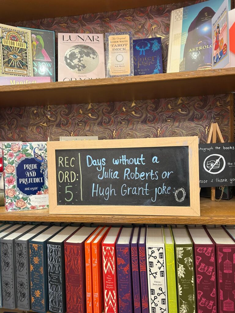 Visitors flock to the Notting Hill Bookshop for romantic proposals inspired by the iconic film. The latest, complete with music and joy, celebrated a heartfelt “yes”!