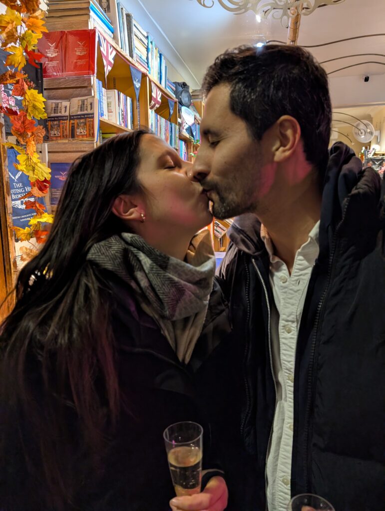 Visitors flock to the Notting Hill Bookshop for romantic proposals inspired by the iconic film. The latest, complete with music and joy, celebrated a heartfelt “yes”!