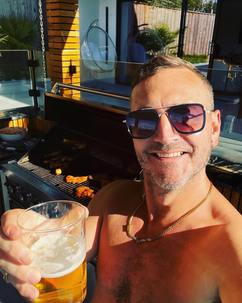 Will Mellor shares a hotel hack to keep beers cold without a fridge: hang them in a secure bag outside the window. Fans are amused but divided over the quirky trick.