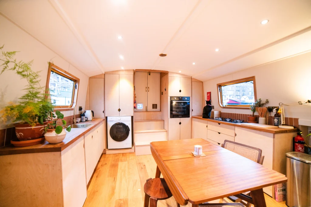 A young couple won a £180,000 custom houseboat for just £12! After years of uncertainty, they now have a dream floating home in London—secure, stylish, and theirs.