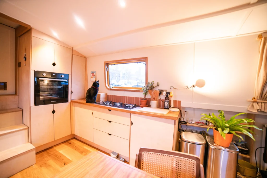 A young couple won a £180,000 custom houseboat for just £12! After years of uncertainty, they now have a dream floating home in London—secure, stylish, and theirs.