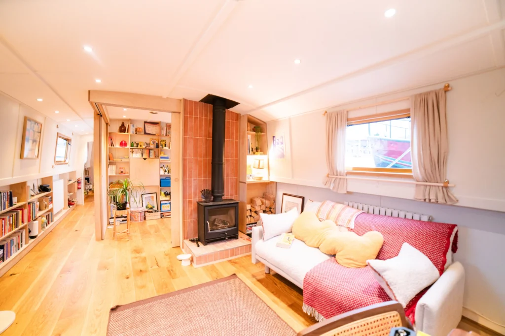 A young couple won a £180,000 custom houseboat for just £12! After years of uncertainty, they now have a dream floating home in London—secure, stylish, and theirs.