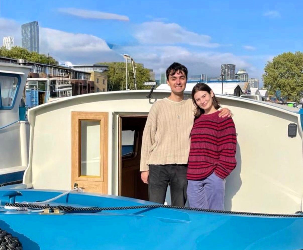 A young couple won a £180,000 custom houseboat for just £12! After years of uncertainty, they now have a dream floating home in London—secure, stylish, and theirs.