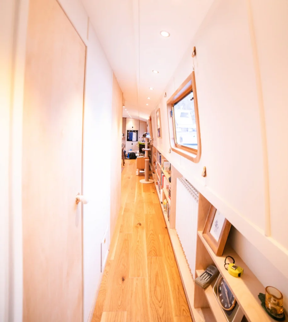 A young couple won a £180,000 custom houseboat for just £12! After years of uncertainty, they now have a dream floating home in London—secure, stylish, and theirs.