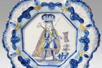 Two rare 17th-century Delftware plates, once carried to Antiques Roadshow in a handbag, have sold for over £20,000 despite one being broken in half.