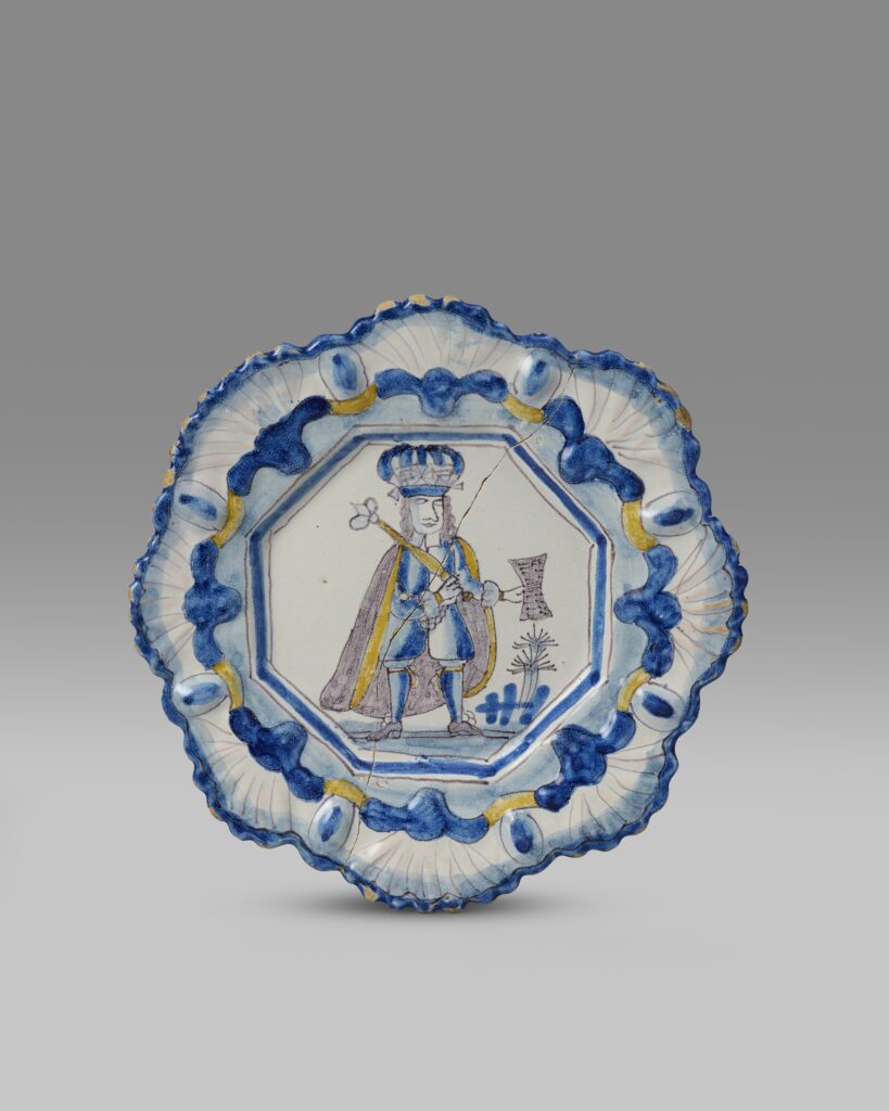 Two rare 17th-century Delftware plates, once carried to Antiques Roadshow in a handbag, have sold for over £20,000 despite one being broken in half.