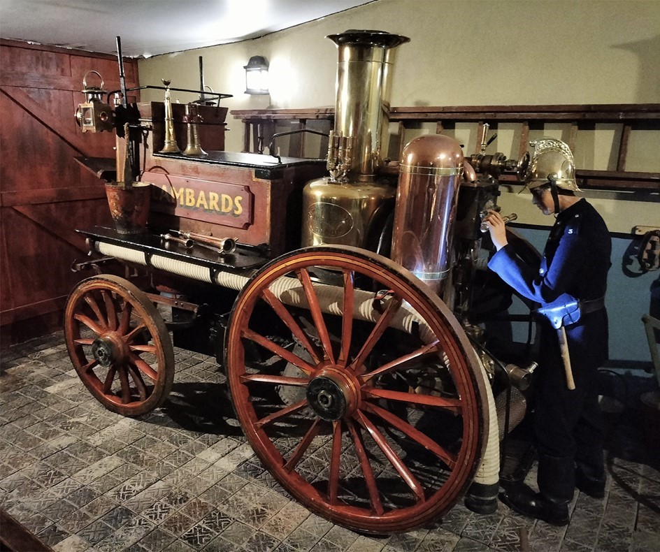 Flambards' iconic Victorian Village and wartime exhibits are set for auction in March, with nearly 1,500 historic items, including a Concorde cockpit, up for grabs.