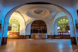 An urban explorer discovered an abandoned church with stunning stained glass, hidden rooms, and near-perfect oak floors. Despite decay, it remains a forgotten treasure.